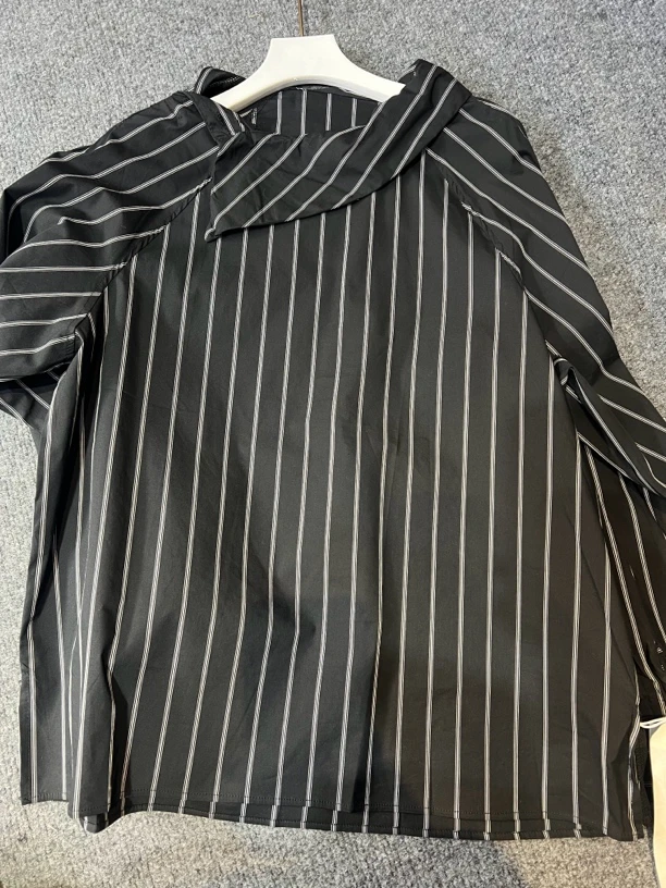 设计款黑色条纹衬衫 斜领子