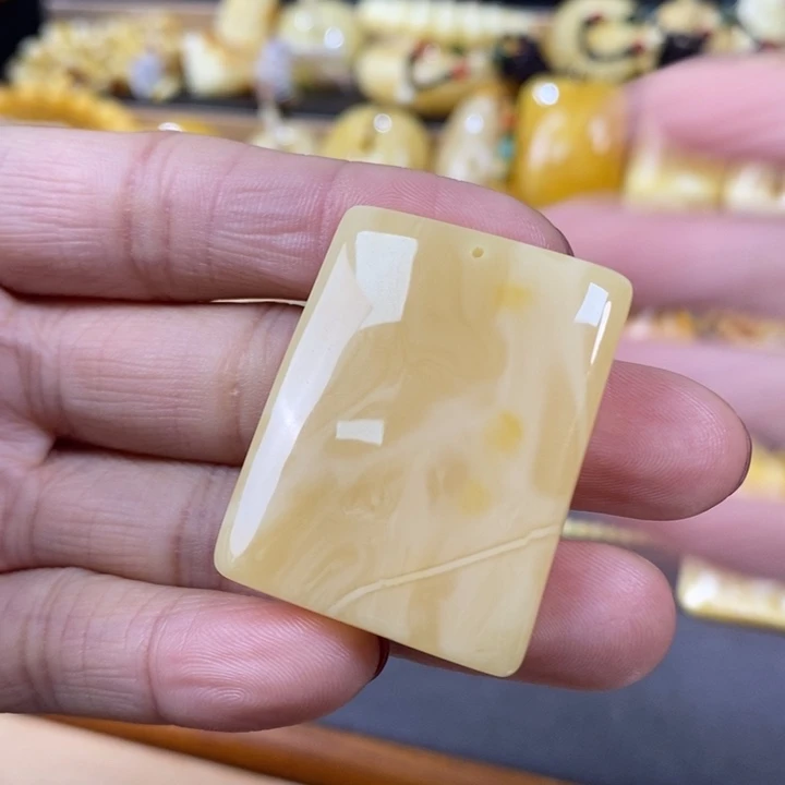 琥珀颈饰未镶嵌无事牌