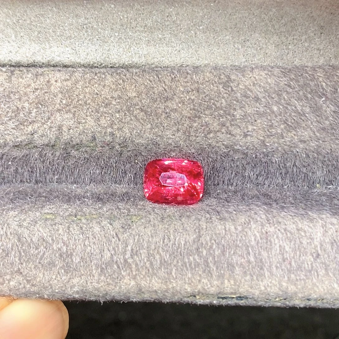 裸石尖晶石2.17克拉天然玻璃体满火彩满荧光莲花色马亨盖