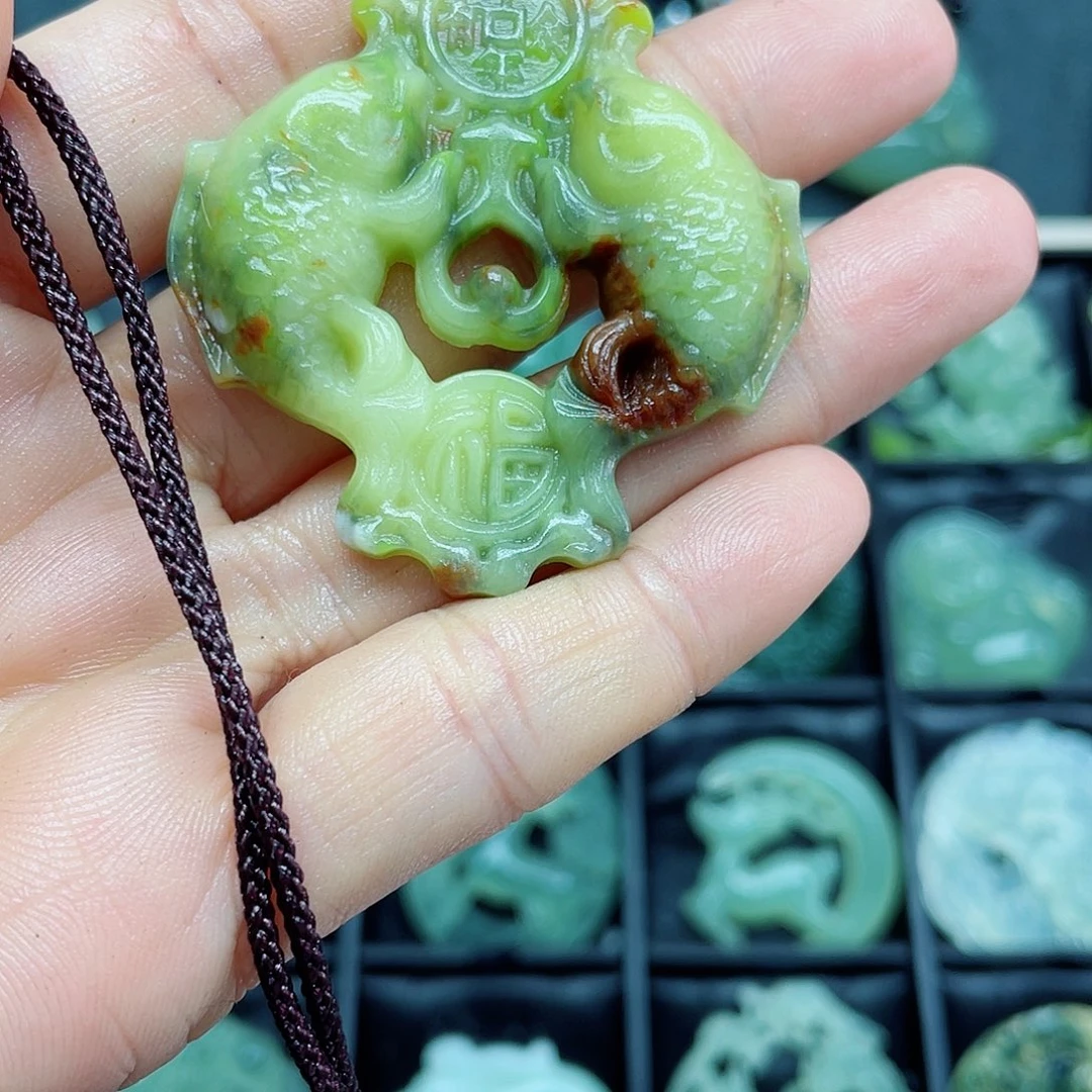 蛇纹石玉未镶嵌颈饰