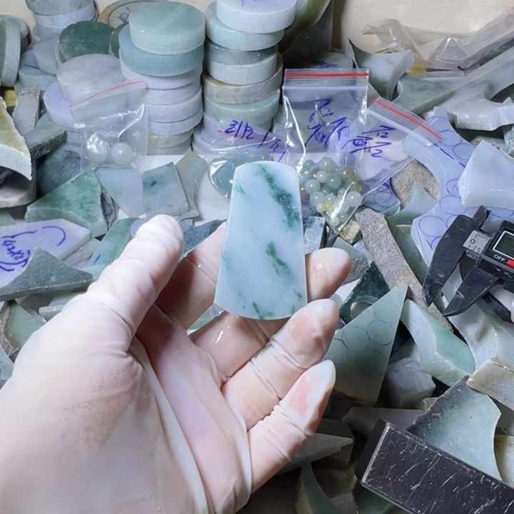 颈饰未镶嵌翡翠菠**。