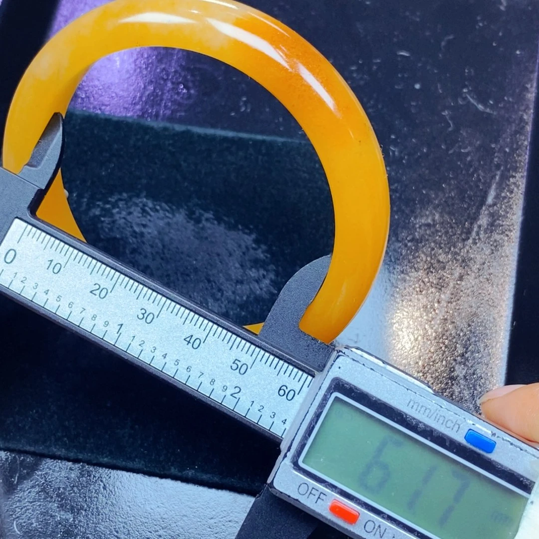 未镶嵌石英质玉（黄龙玉）颈饰