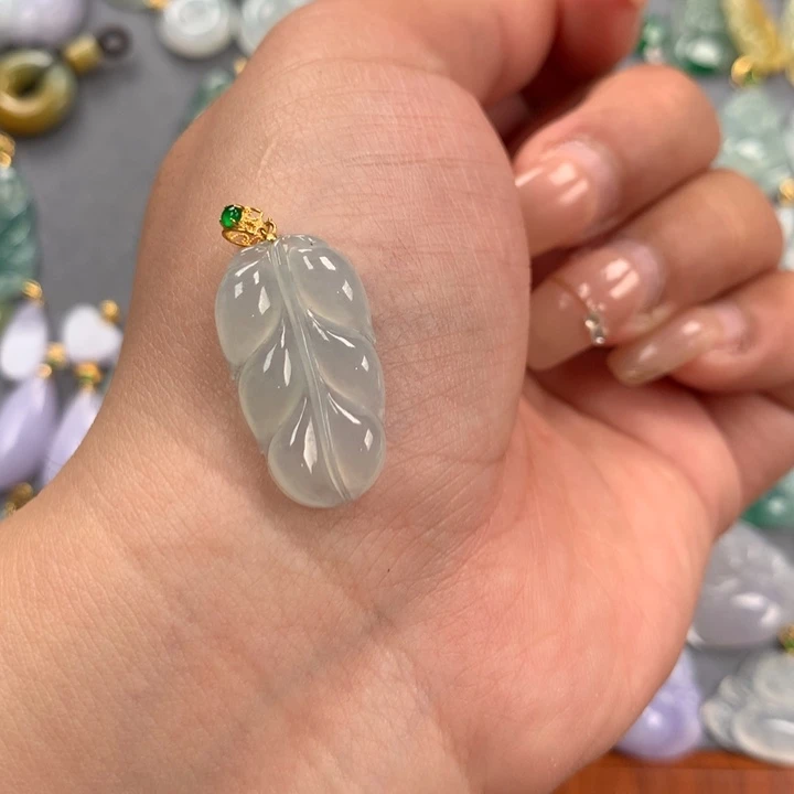 翡翠颈饰18K金镶嵌爱****度叶子