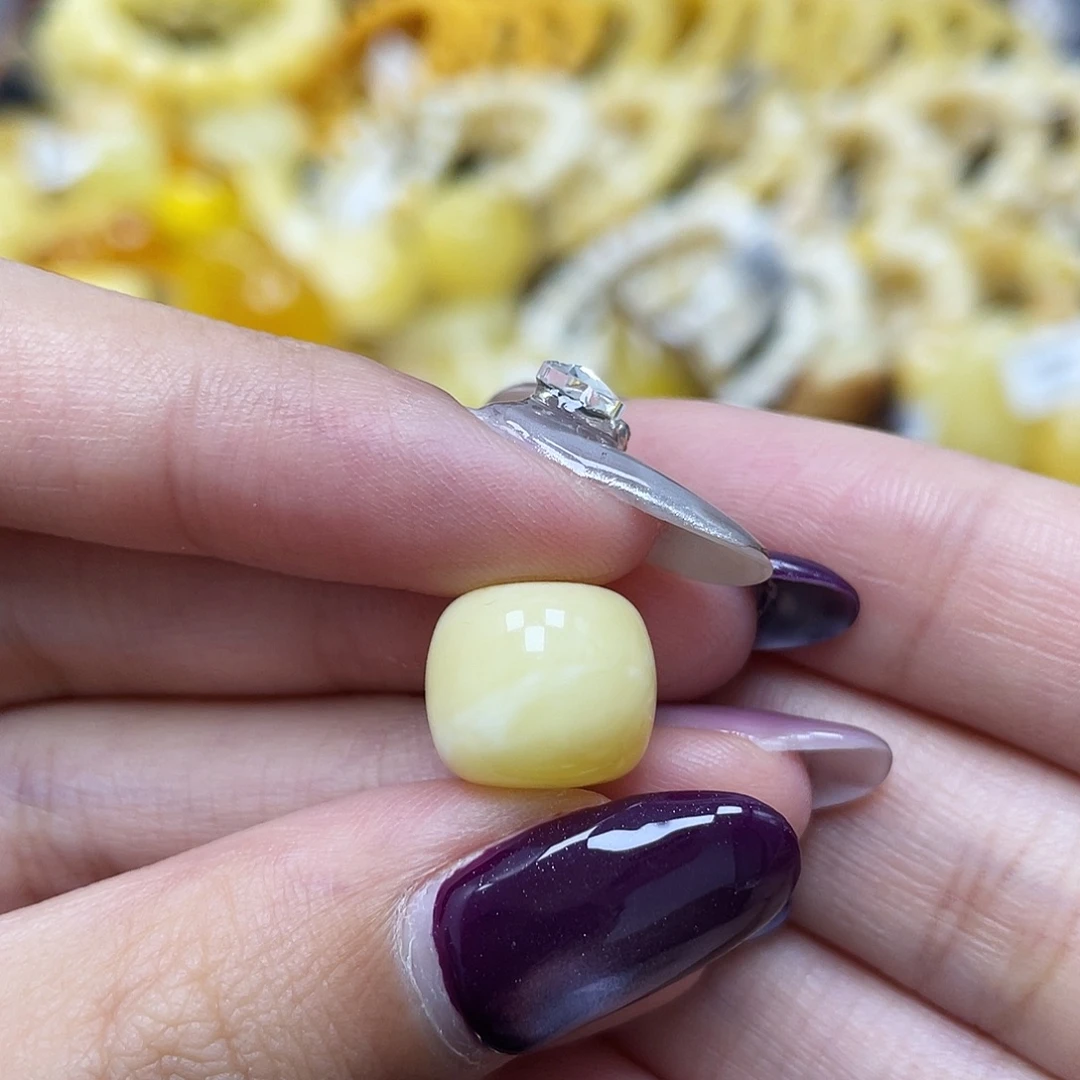 琥珀未镶嵌裸石12.2*10.7mm金瓷白老型 花粉