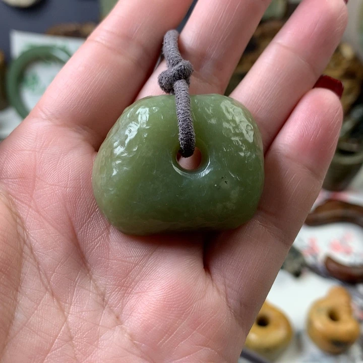 透闪石质玉挂件未镶嵌