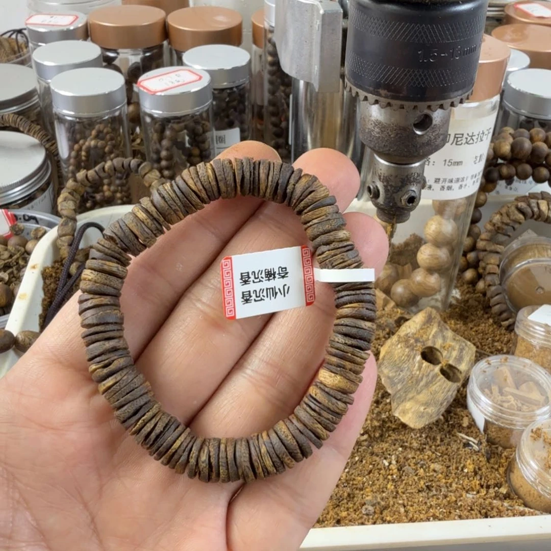 沉香沉香碎屑99沉：奇楠沉香海南金沙叶品种卡1.0单圈片珠