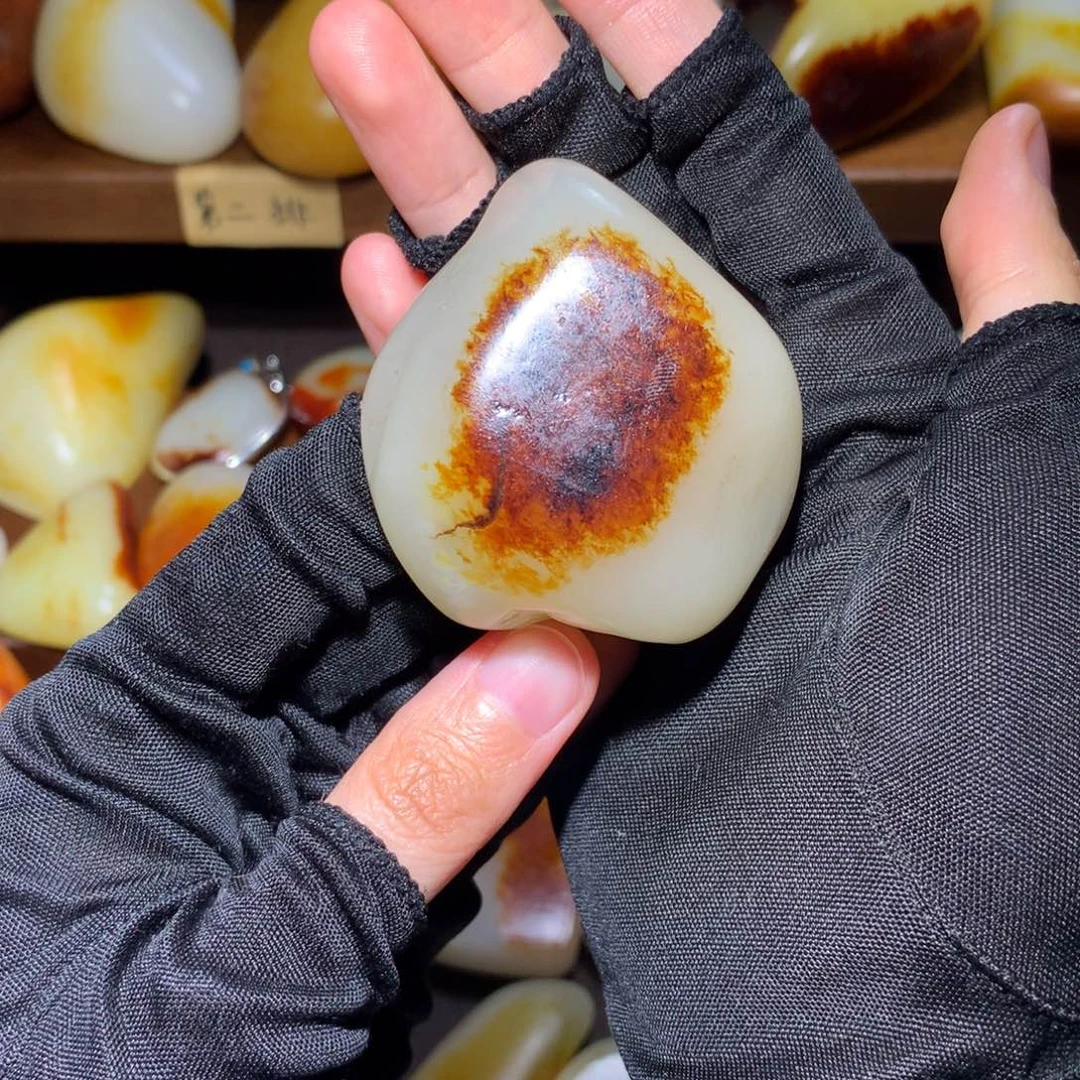 小***伟和田玉未镶嵌颈饰