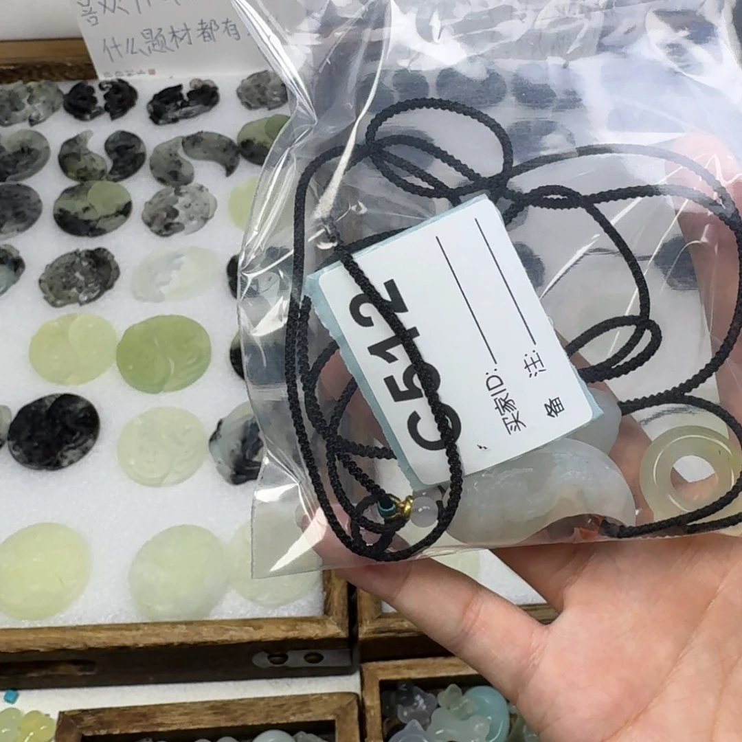 1***^蛇纹石玉未镶嵌吊坠