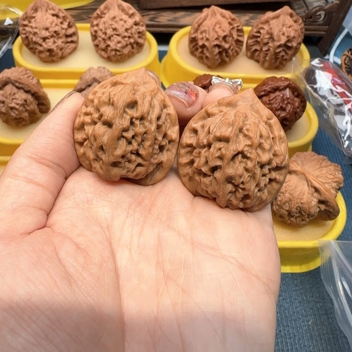 。***文玩核桃把件野生核桃34