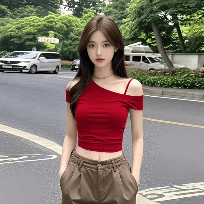 辣妹斜领露肩设计感红色短袖t恤女夏季2025新款修身短款露脐上衣