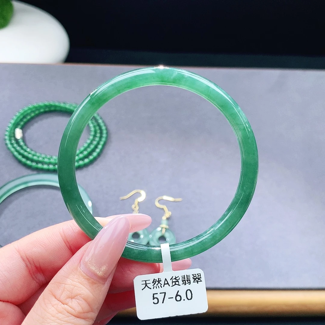 未镶嵌手镯（圆镯）翡翠