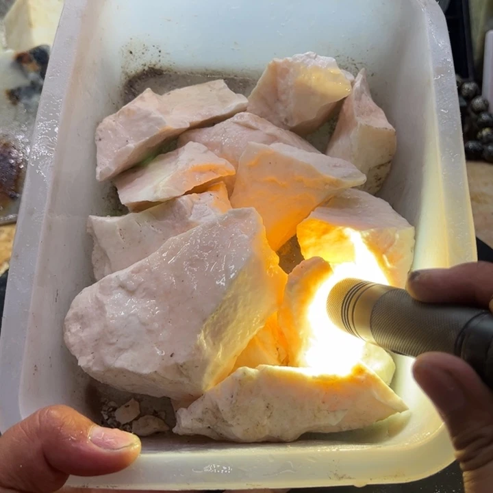 蛇纹石玉未镶嵌珠宝奇石