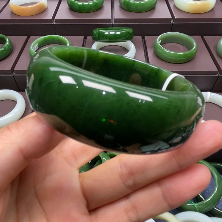 桔***姐和田玉未镶嵌手镯