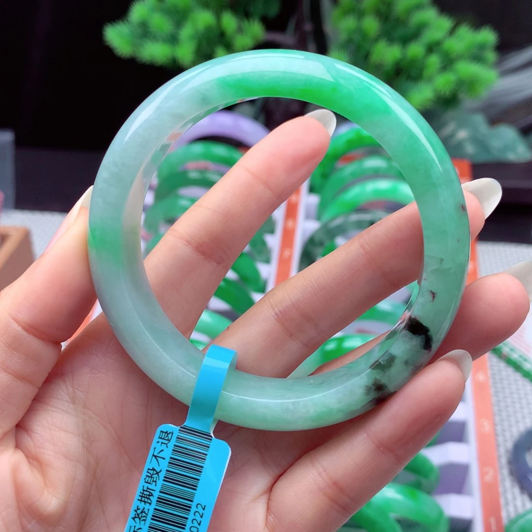 翡翠手镯未镶嵌翡翠