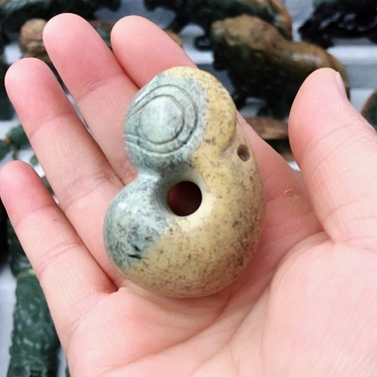 未镶嵌岫岩河磨玉（透闪石质玉）把件