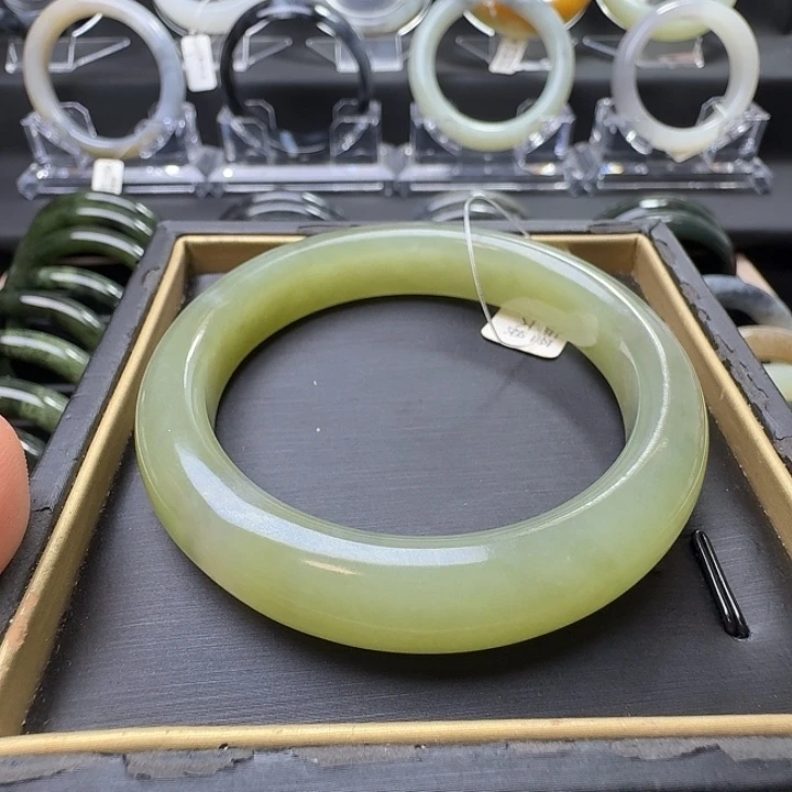 和田玉未镶嵌手镯