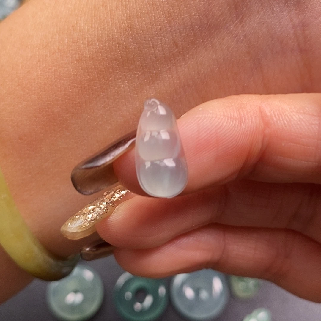 翡翠未镶嵌颈饰豆子