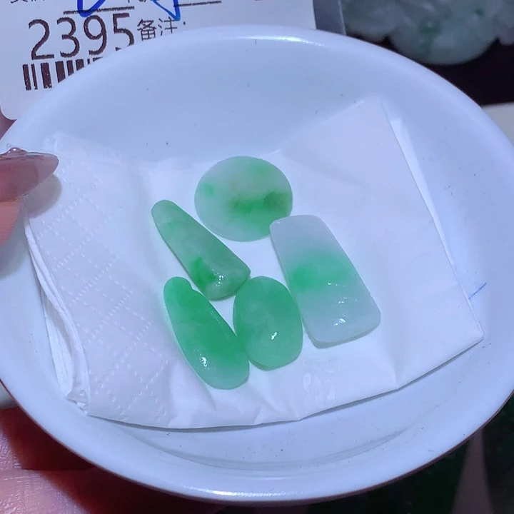 铃***铛翡翠未镶嵌颈饰这