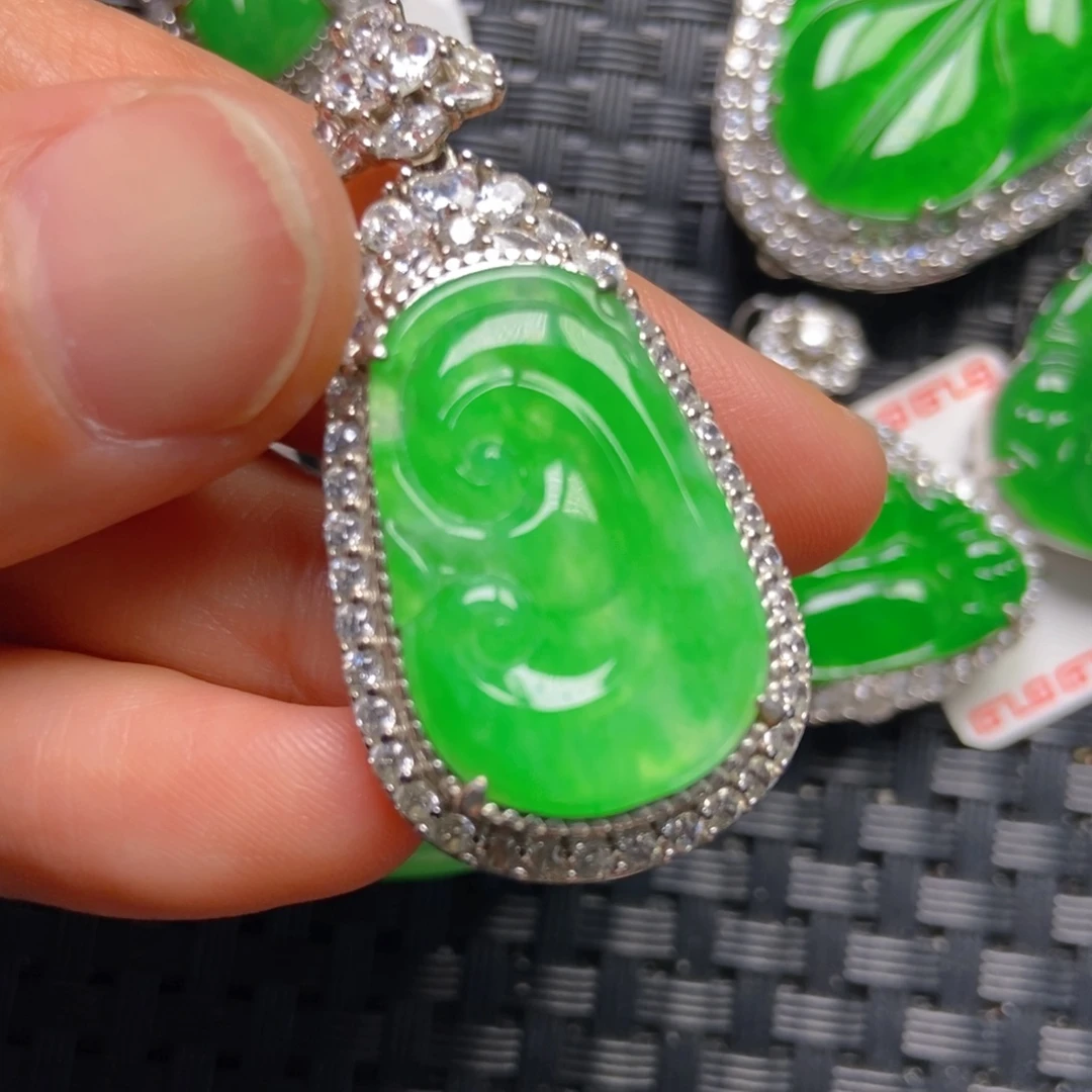 翡翠银S925镶嵌颈饰如意吊坠