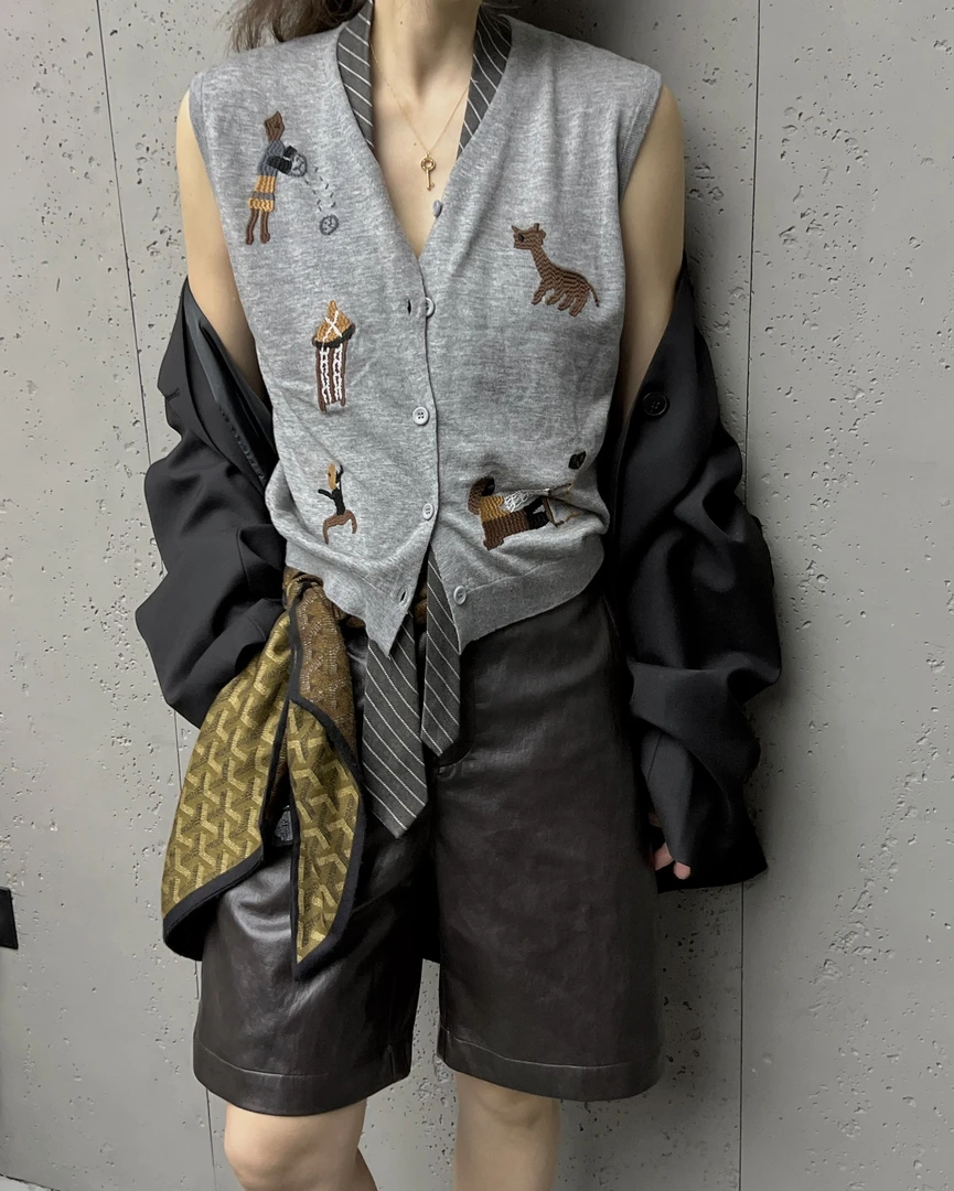 QIANQIAN 25秋冬小众设计潮流趣味刺绣开衫小马甲7703