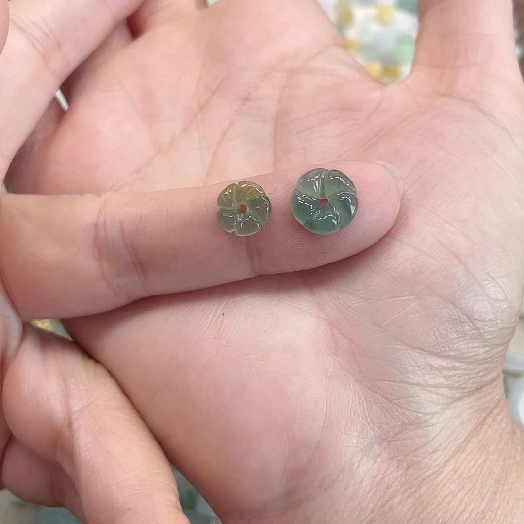 快***壹翡翠未镶嵌颈饰小花花