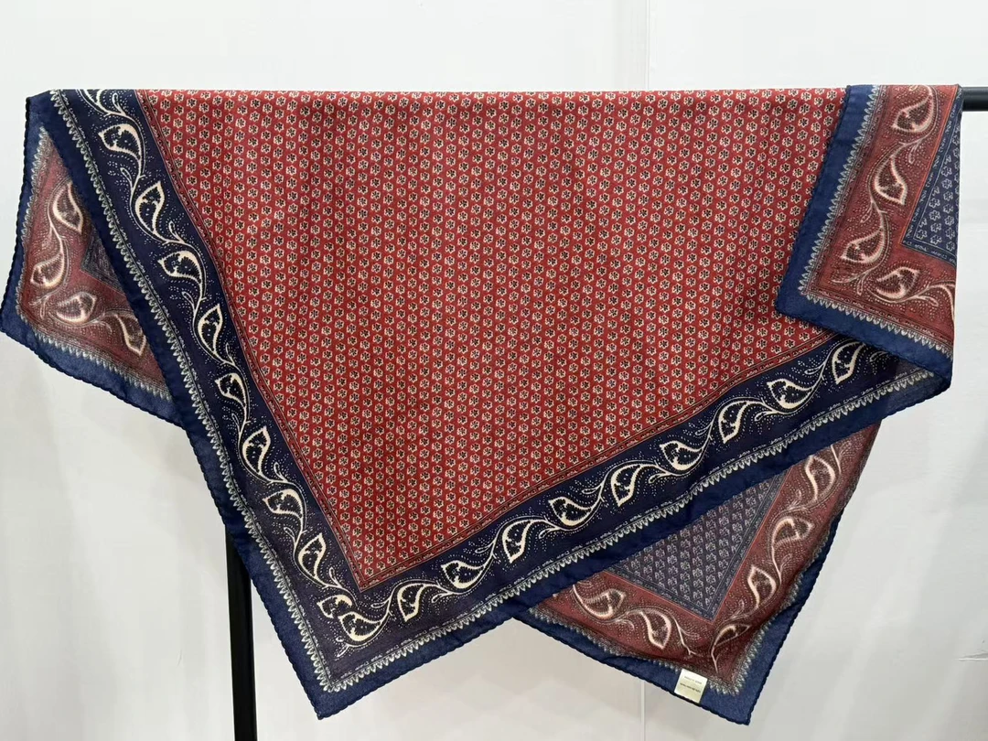 K（绿扣）P12【红韵轻扬】新款丝毛双面手工卷边85*85围巾方巾