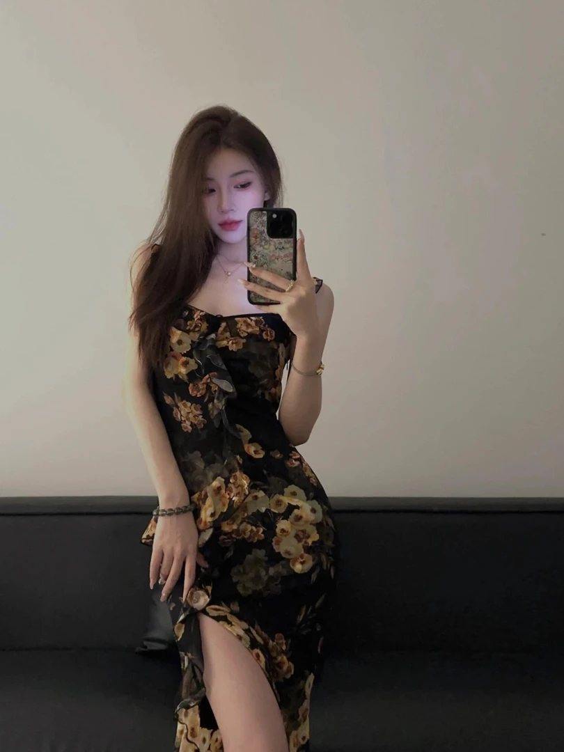 茶歇法式高级感荷叶边碎花连衣裙夏季海边度假气质显瘦吊带长裙女