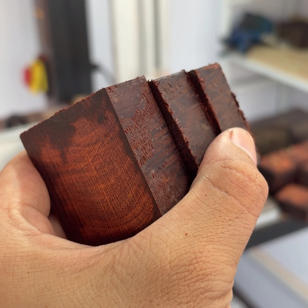 游***游檀香紫檀（小叶紫檀）琴L料切三块，137克共