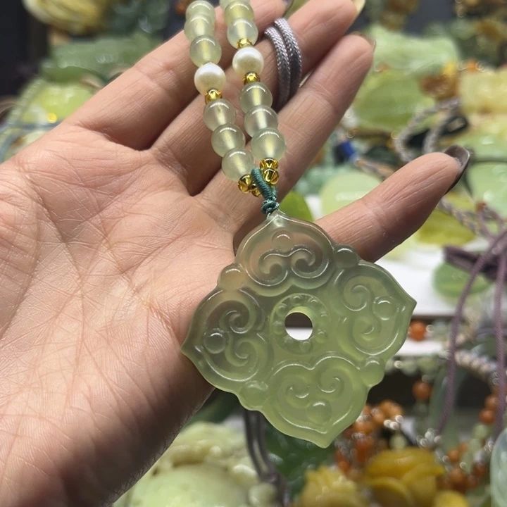 蛇纹石玉未镶嵌颈饰