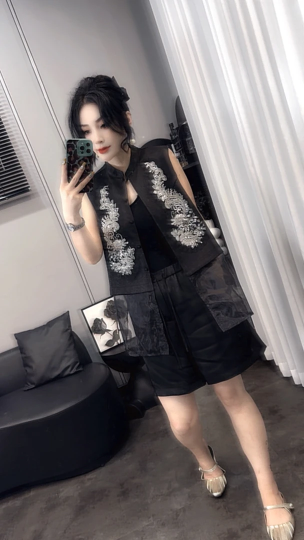 （柒贰柒服饰）25新款夏季刺绣串珠马甲拼纱短裤套装时尚两件套