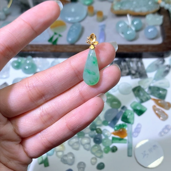 翡翠颈饰未镶嵌水滴