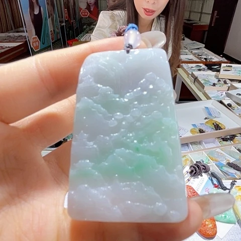 翡翠未镶嵌颈饰一个