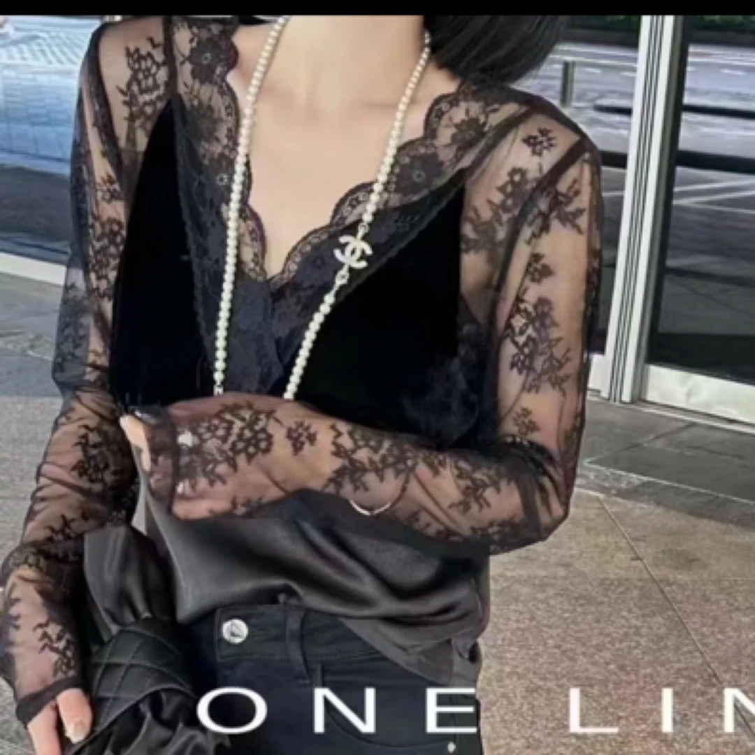 网纱新款长袖秋冬镂空拼接薄款打底高领洋气春秋蕾丝性感时尚上衣