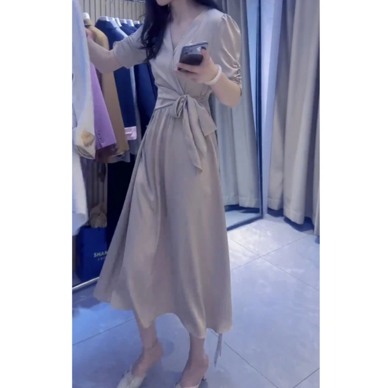 纯色夏季V领常规通勤连衣裙收腰轻熟温柔轻奢小众设计感法式