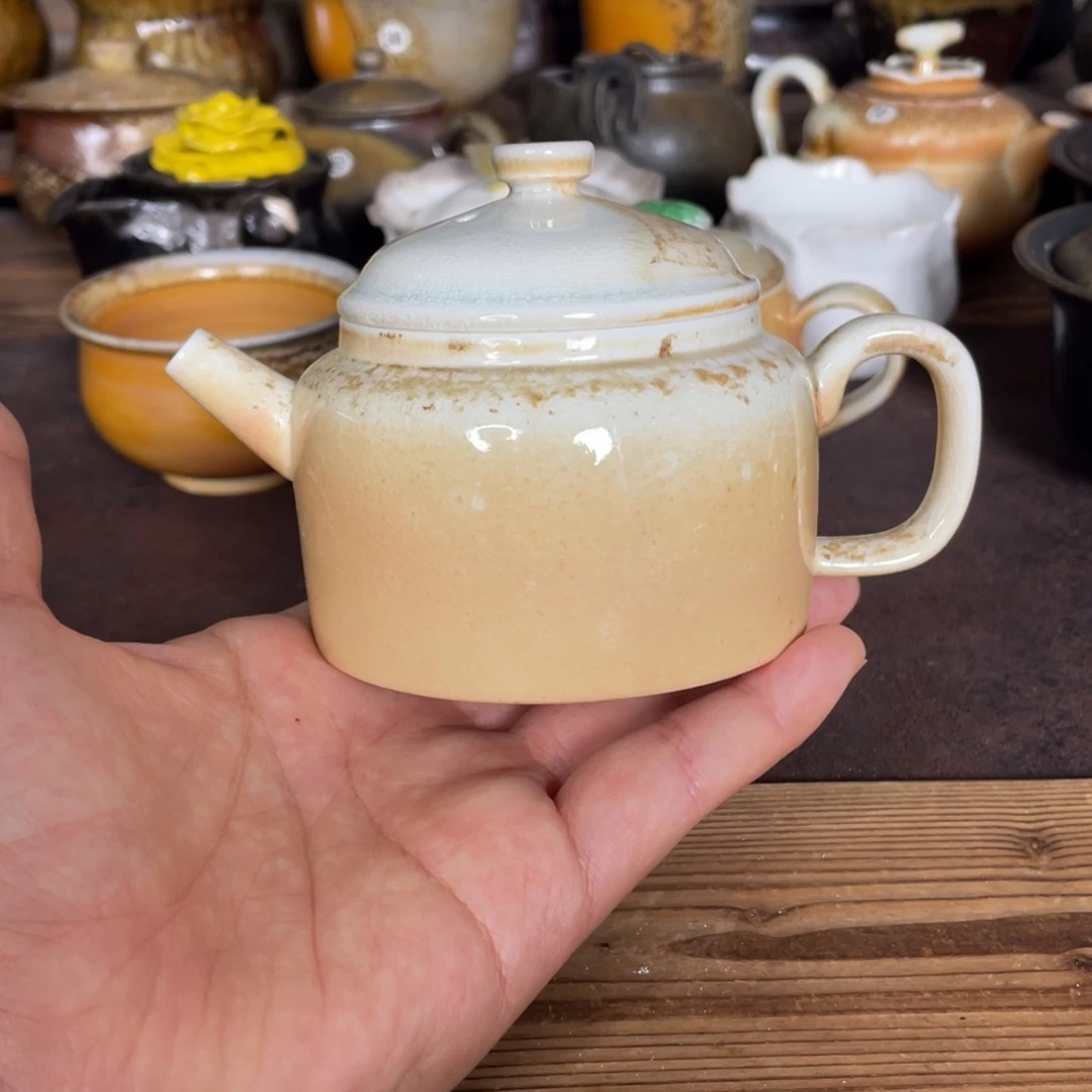 德钟。柴烧。   中白壶。  容量150