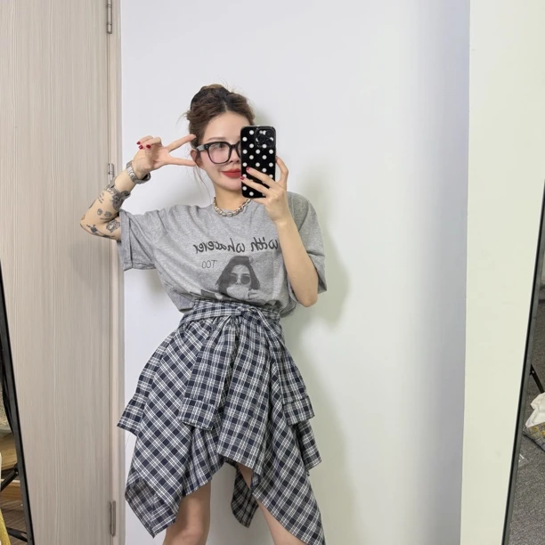 两件套设计感格子不规则短裙高腰显瘦半身裙搭配休闲印花T女夏季