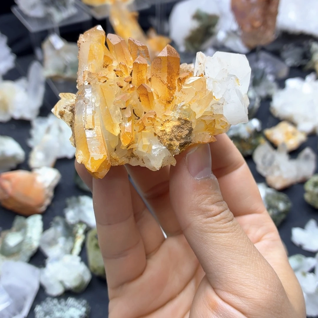 石材层次分明黄水簇