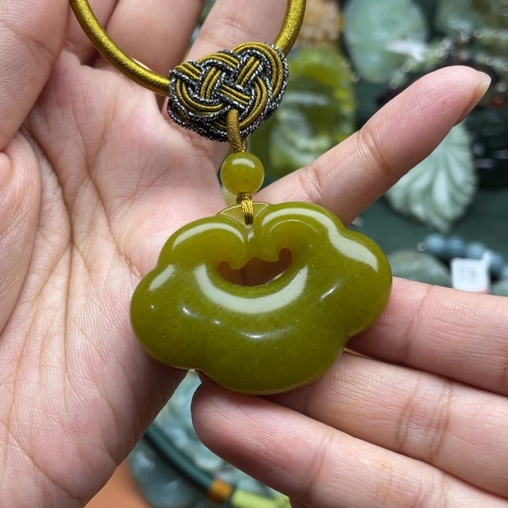 蛇纹石玉吊坠合金