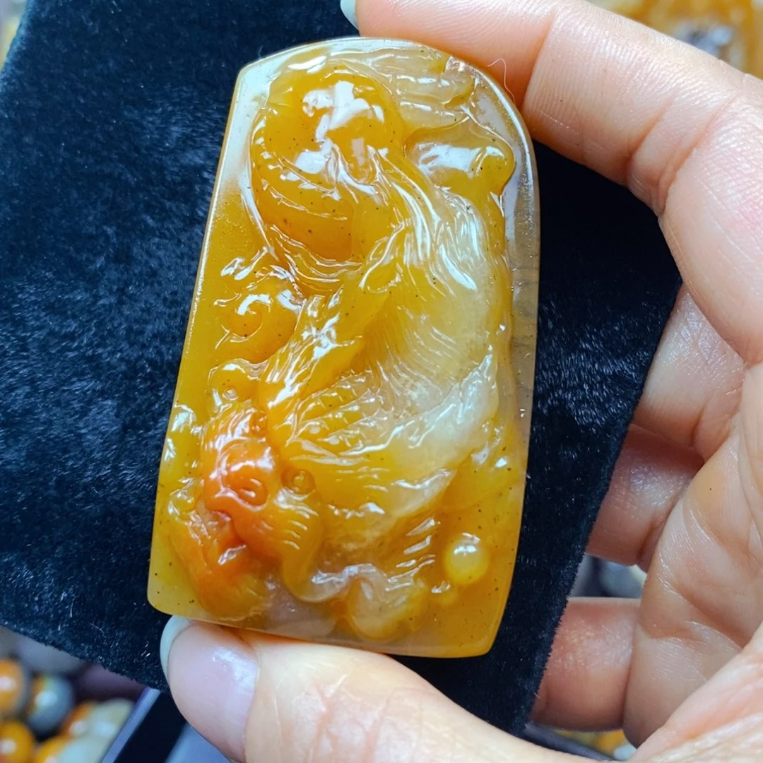 未镶嵌石英质玉（黄龙玉）颈饰