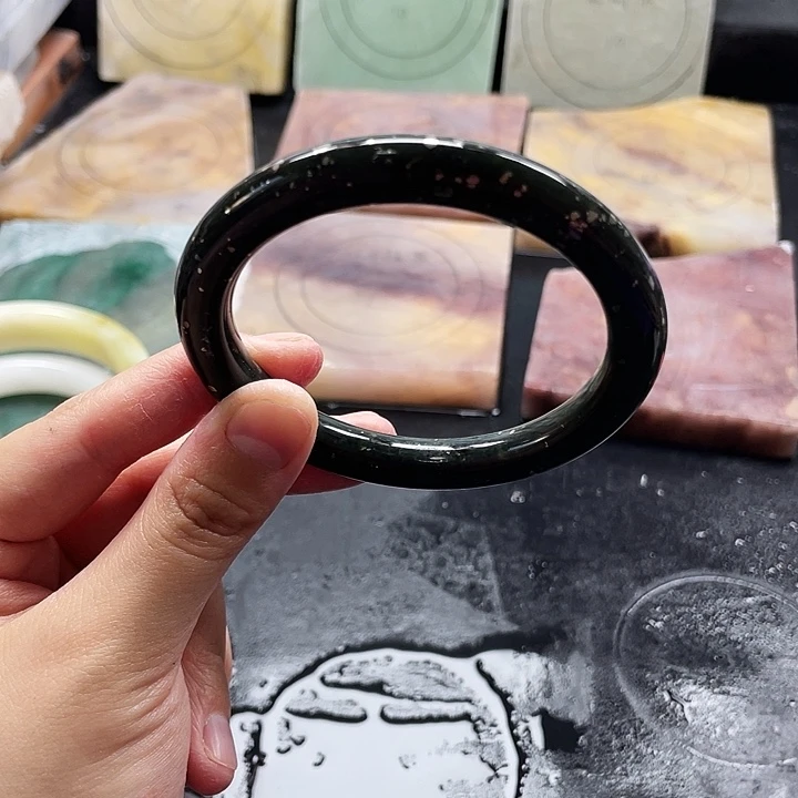 和田玉未镶嵌手镯定制