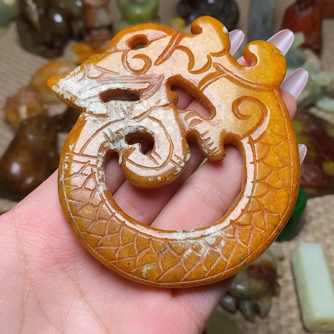 蛇纹石玉足铂镶嵌颈饰