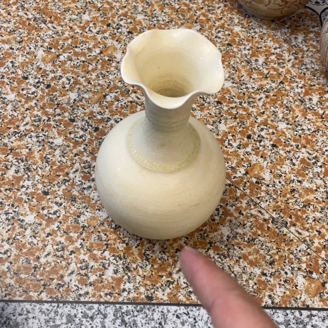 赏品隋白釉花口瓶