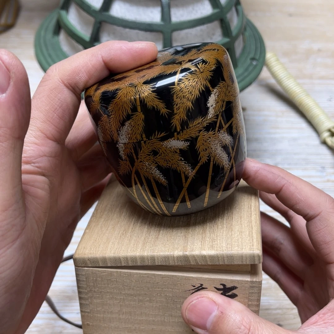 瓷片密密麻麻地排列着一个