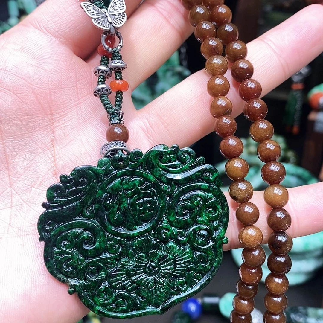 颈饰未镶嵌翡翠漂亮美眉