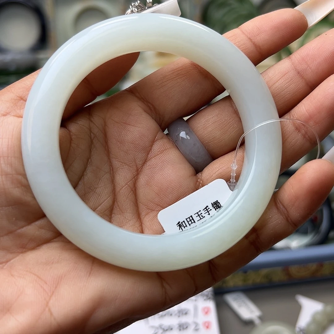 和田玉未镶嵌手镯