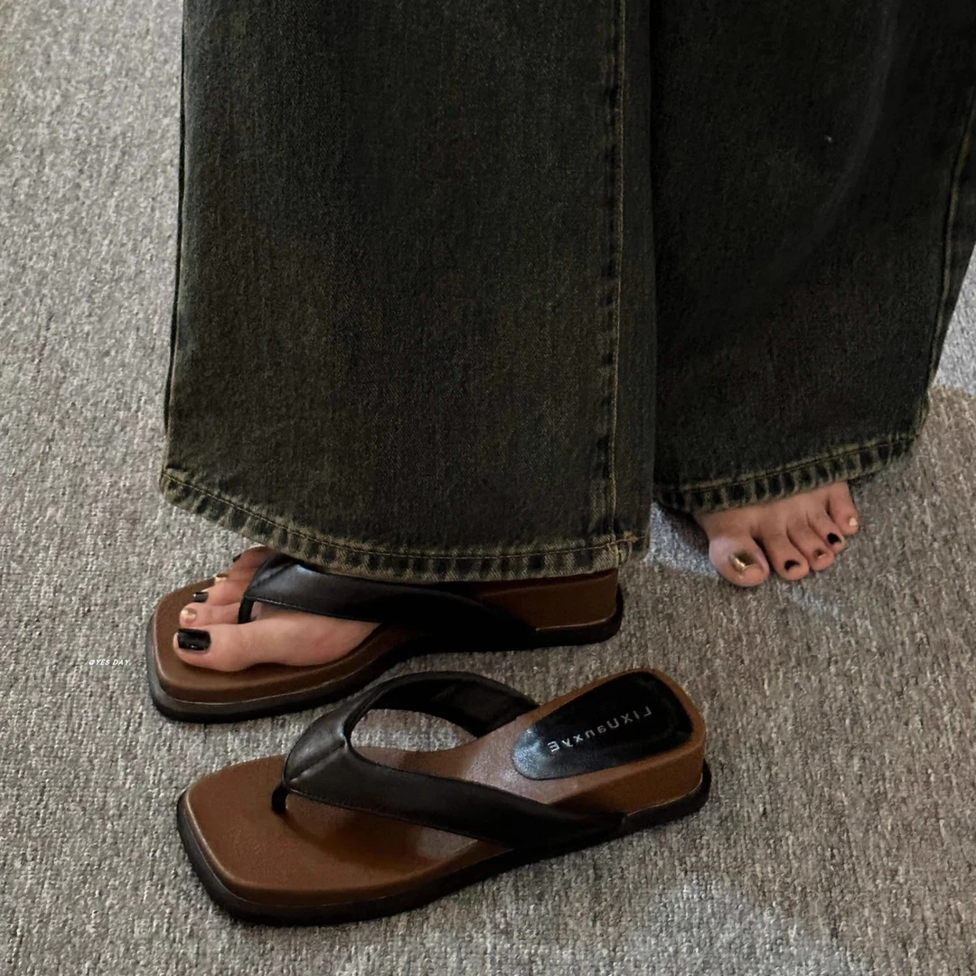 韩系超火复古坡跟夹脚人字拖女外穿2025夏季新款休闲度假沙滩凉拖