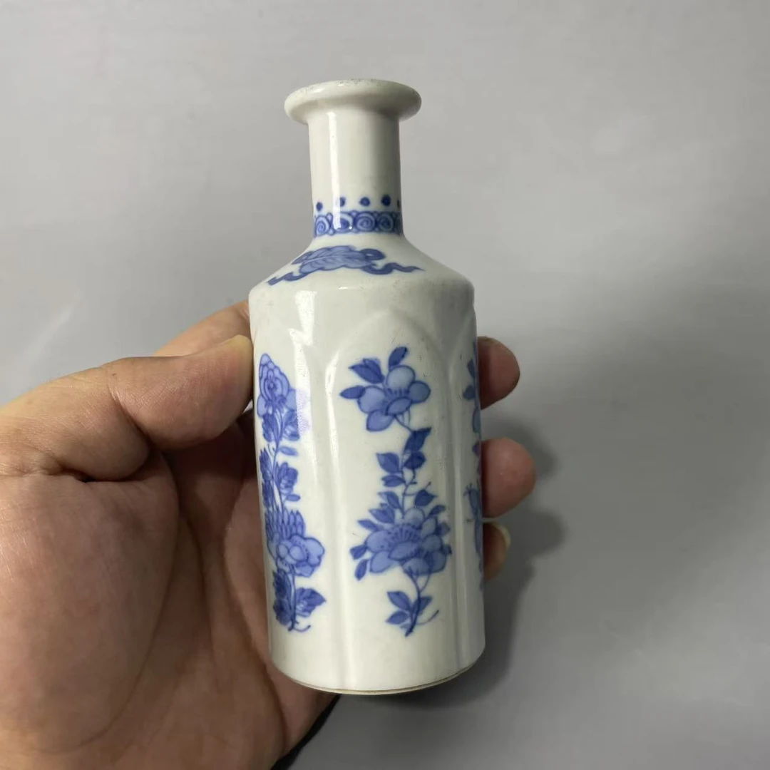 青花花卉开窗赏瓶