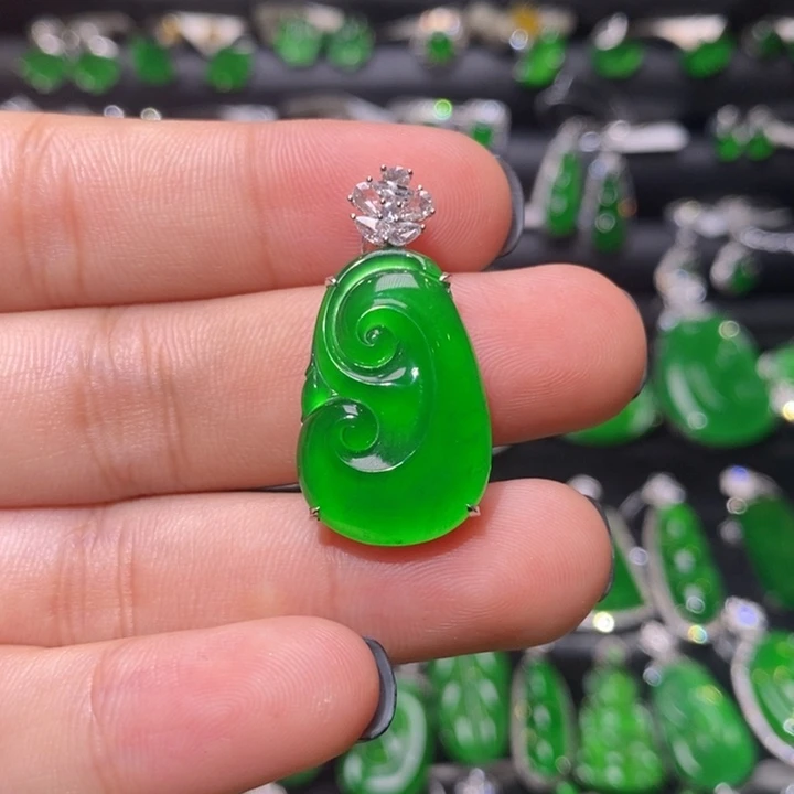翡翠18K金镶嵌颈饰天然翡翠