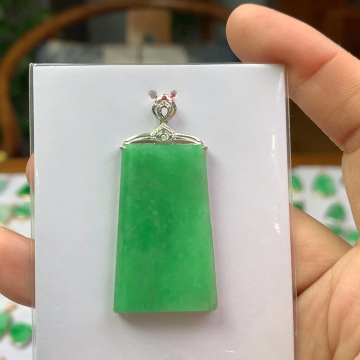 翡翠18K金镶嵌颈饰翡翠吊坠
