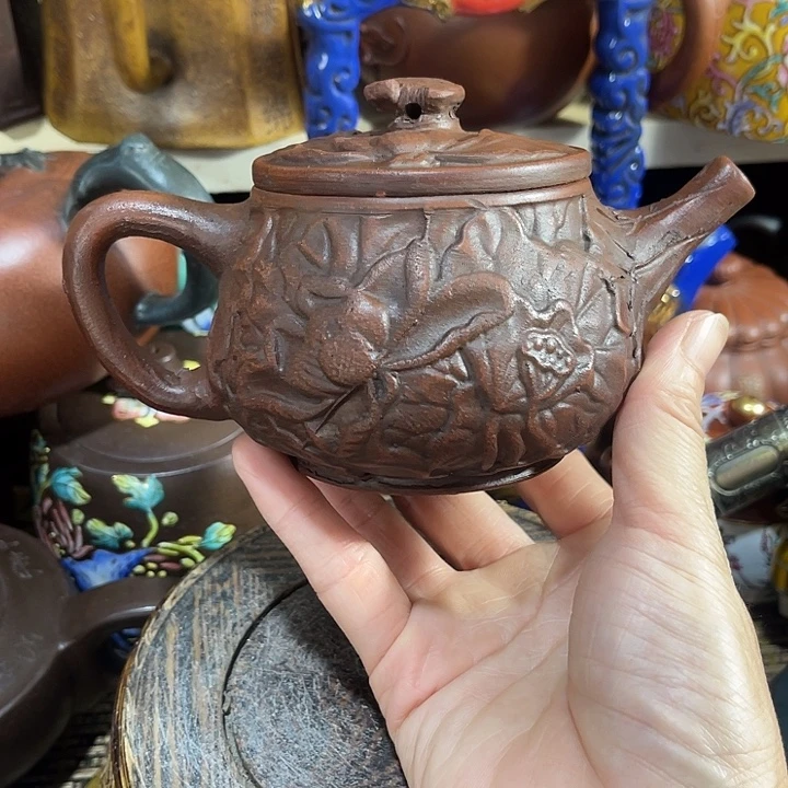 茶壶紫泥原矿泥料手工制作的一把紫砂壶。